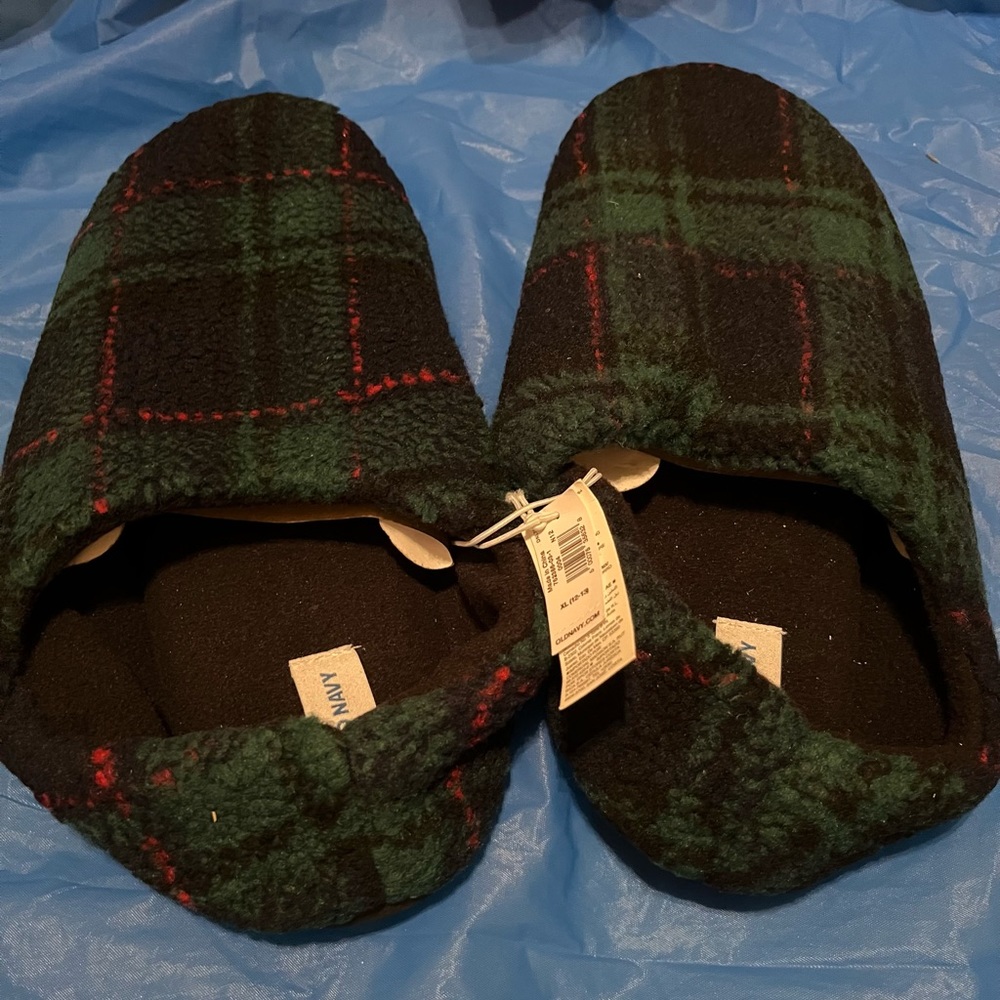 NWT Men’s XL Old Navy Sherpa men’s slippers